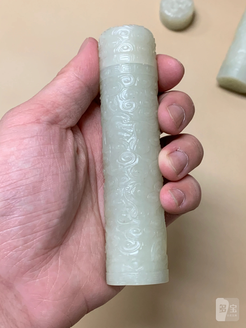 清 双龙云纹带盖玉香筒一对 - 图13